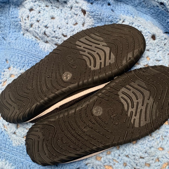 🟢Men’s Pool Shoes - Blk/Wht     - $13 - Picture 3 of 3